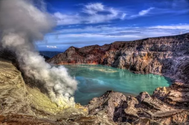 صور - مجمع بركان آيجن في أندونيسيا-خليط عجيب يجمع الجمال الساحر والسمية القاتلة