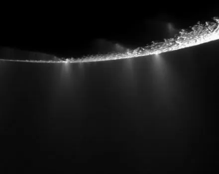 صور - مركبة كاسيني تلتقط صورة مدهشة لقمر إنسيلادوس أحد اقمار زحل