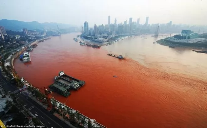 صور - نهر يانغتسي بالصين: أطول أنهار آسيا يتحول إلى لون أحمر كالدم ولا أحد يعرف السبب