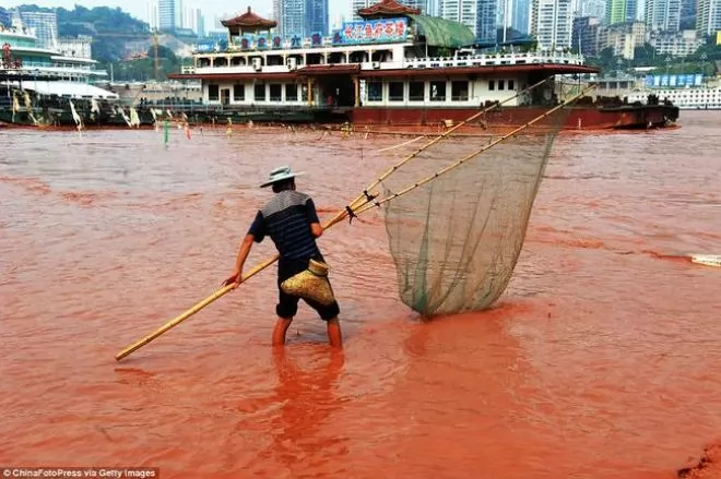 صور - نهر يانغتسي بالصين: أطول أنهار آسيا يتحول إلى لون أحمر كالدم ولا أحد يعرف السبب