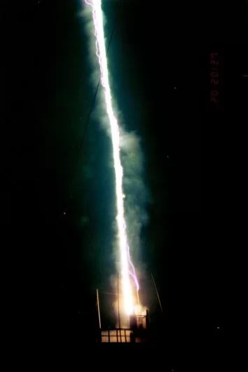 صور - صاروخ البرق: تقنية لتحفيز السحب الرعدية على إطلاق صواعقها بواسطة الصواريخ
