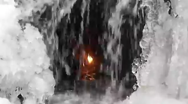صور - شاهد شعلة حيرت العلماء مضاءة من مئات السنين داخل شلال مياه
