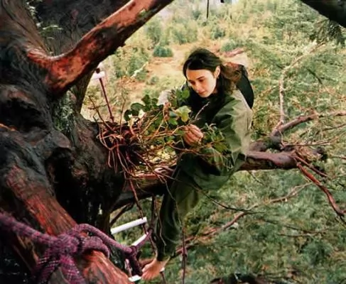 صور - فتاة تعيش فوق شجرة لمدة عامين