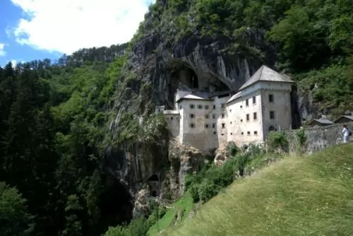 صور - اجمل المناظر الطبيعية : قلعة داخل كهف فى سلوفينيا