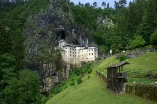 صور - اجمل المناظر الطبيعية : قلعة داخل كهف فى سلوفينيا