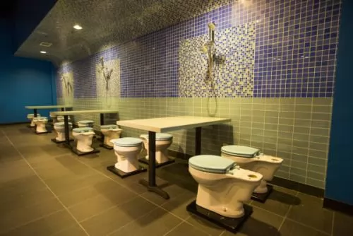 صور - اغرب المطاعم : مطعم على شكل مرحاض