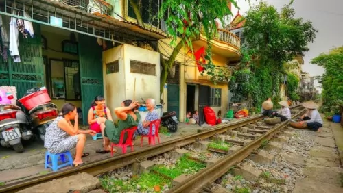 صور - احدى قطارات السكك الحديدية يمر داخل حي سكني صغير