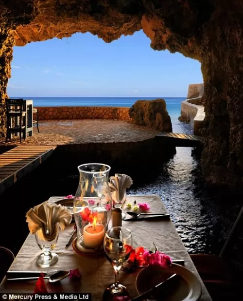 صور - لعشاق الرومانسية عطلة في منتجع داخل كهف يطل على المحيط