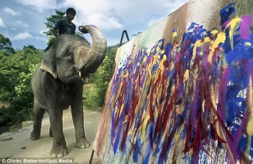صور - مهارات الفيل الفائقة في فن الرسم بالصور