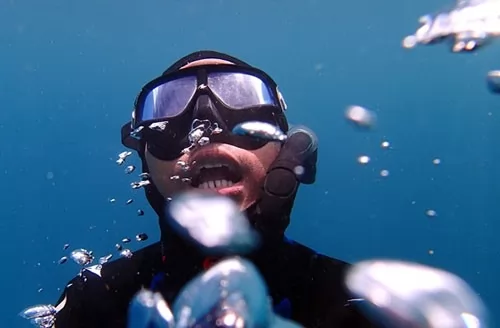 لماذا لا نتمكن من التنفس تحت الماء مثل الاسماك ؟