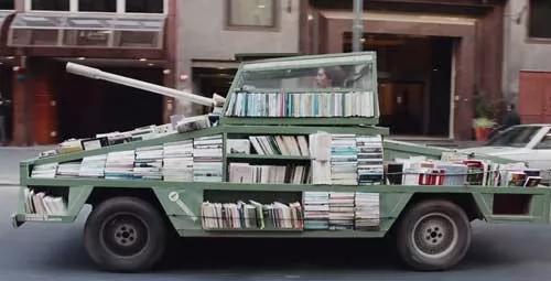 صور - فنان غريب الاطوار يصنع مكتبة متحركة على شكل دبابة
