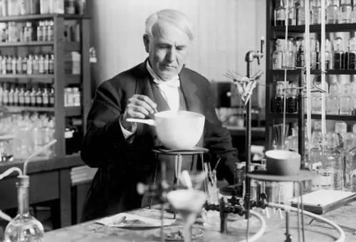 صور - معلومات عن توماس اديسون مخترع المصباح الكهربائي
