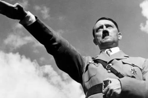 من هو ادولف هتلر ؟