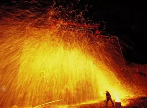 صور - غرائب العالم - دش من الحديد من المنصهر يتدفق على الرجال في الصين