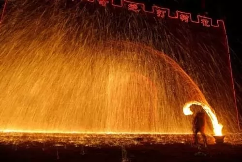 صور - غرائب العالم - دش من الحديد من المنصهر يتدفق على الرجال في الصين
