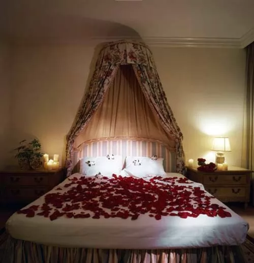 صور - كيف يمكن تزيين غرف النوم بالشموع ؟