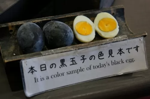 صور - غرائب العالم - البيض الاسود من اطيب المأكولات اليابانية ؟!!
