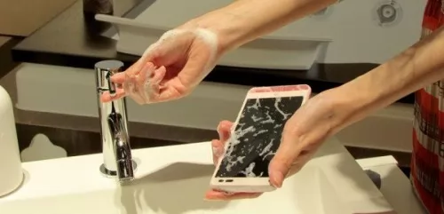 صور - اخر الاختراعات الحديثة هاتف محمول يغسل بالصابون و الماء !!!