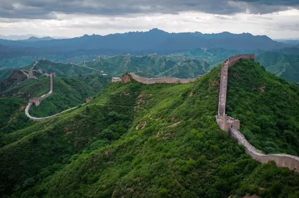 صور - كم يبلغ طول سور الصين العظيم وما هي قصة بنائه ؟