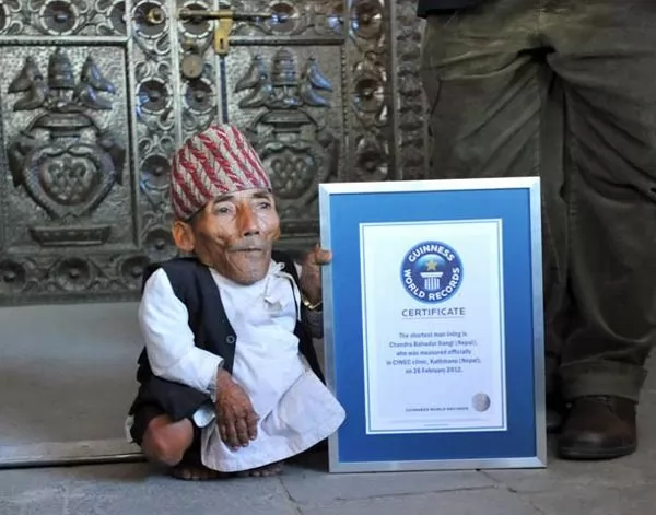 صور - من هو اصغر رجل في العالم طبقا لموسوعة جينيس ؟