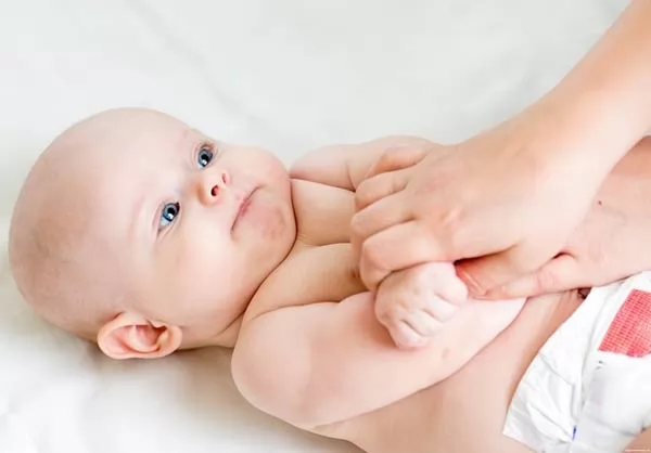 صور - كيفية عمل مساج للطفل الرضيع