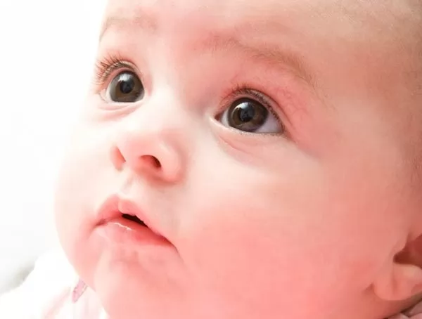 صور - متى يستطيع الطفل الرضيع الرؤية ؟