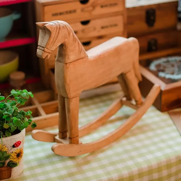 صور - قصة الاخوان والحصان الخشبي الجديد من قصص للاطفال