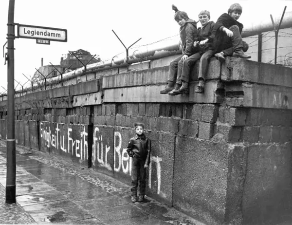 صور - ما هي قصة جدار برلين ؟ و ما هو تاريخ سقوطه؟