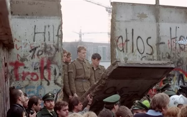 صور - ما هى الشيوعية ؟ وما قصة سقوطها في برلين ؟