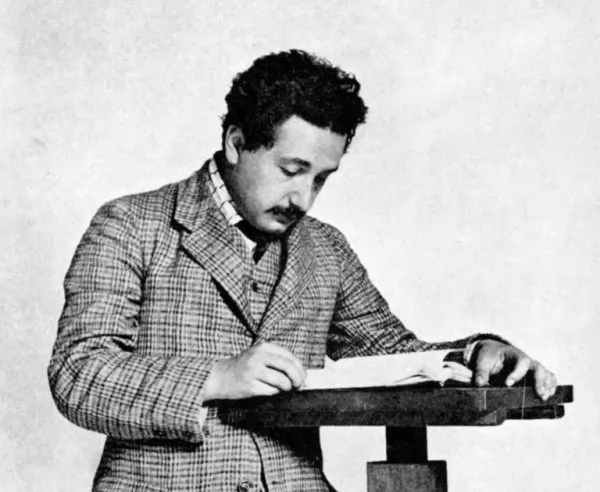 صور - ما هى قصة حياة البرت اينشتاين صاحب النظرية النسبية ؟
