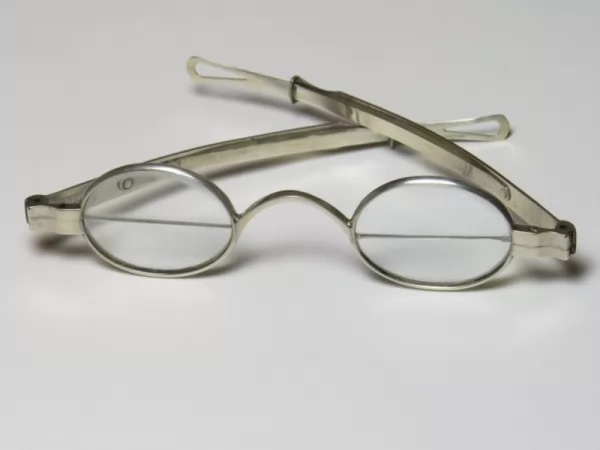 صور - ماذا تعرف عن اختراع النظارة ثنائية البؤرة ؟