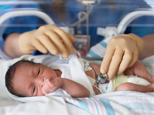 صور - اختناق الرضيع اثناء النوم لماذا يحدث وما هي طرق علاجه ؟