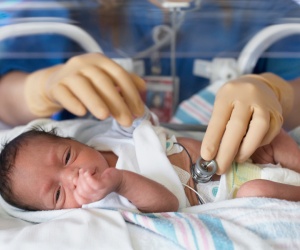 اختناق الرضيع اثناء النوم لماذا يحدث وما هي طرق علاجه ؟