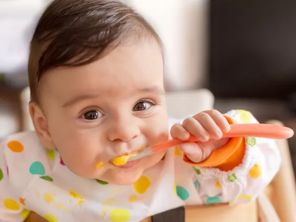 صور - تغذية الطفل الرضيع من اليوم الاول حتي عامين