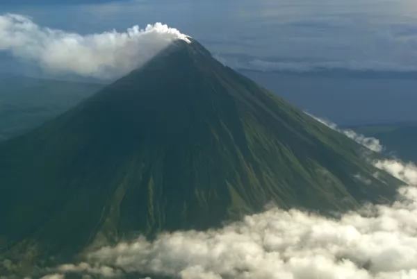 بركان مايون من اشهر البراكين في العالم