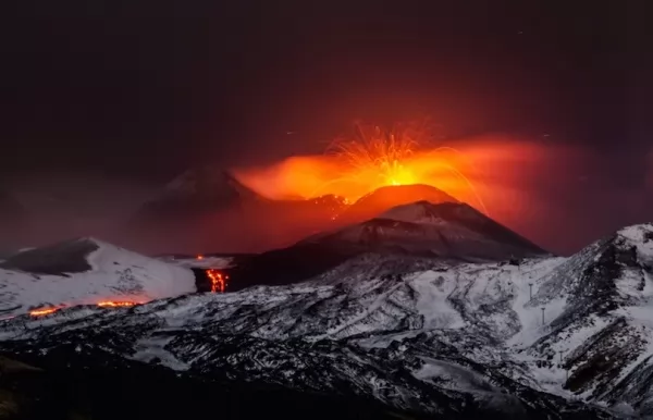 بركان جبل إتنا من اشهر البراكين في العالم