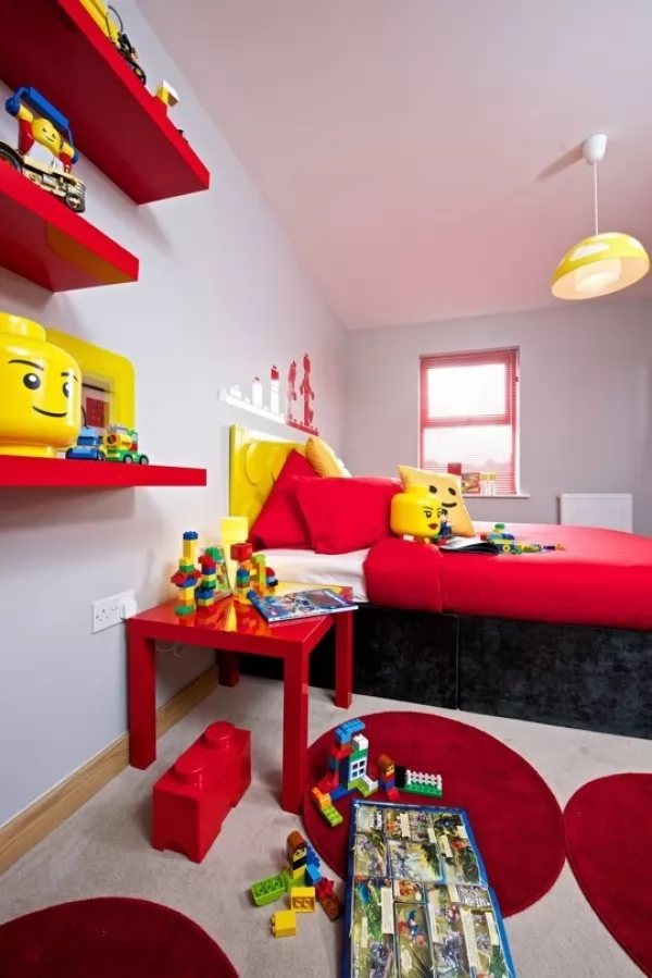 غرف نوم الاطفال بديكورات حمراء