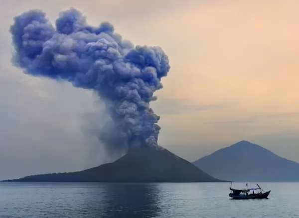 بركان كراكاتوا من اشهر البراكين في العالم