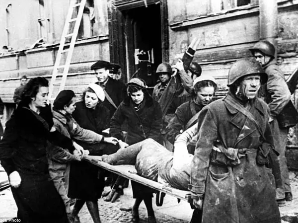 انقاذ جرحى حصار لينينغراد بعد فك الحصار