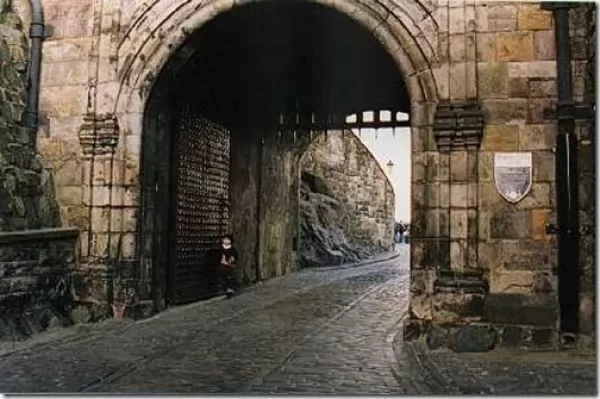 الخرافات عن قلعة ادنبره