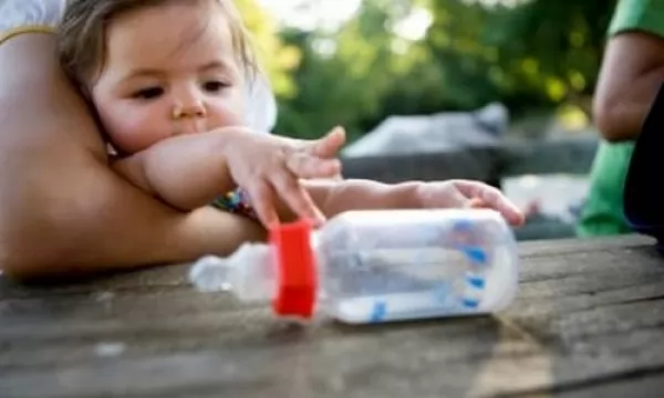 من فوائد معجون الاسنان الغريبة تنظيف زجاجات الاطفال