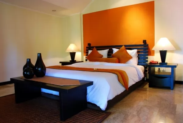 اللون البرتقالى مع الاسود والبيج فى ديكورات غرف الضيوف