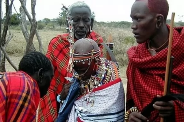 البصق على العروس من اغرب طقوس الزواج فى كينيا