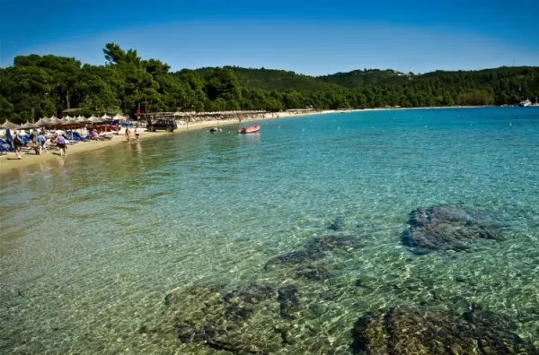 شاطىء كوكوناريز من اجمل شواطئ اليونان