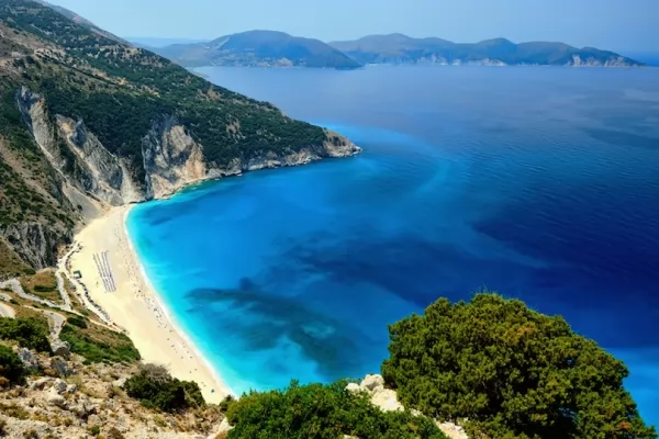 شاطئ ميرتوس من اجمل شواطىء اليونان