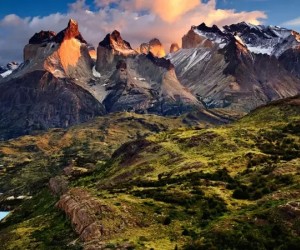 جبال الأنديز هي سلسلة جبلية تمتد على طول الحدود الغربية لأمريكا الجنوبية، تمتد من فنزويلا وكولومبيا في الشمال، إلى الأرجنتين وتشيلي في الجنوب، وتمتد ...