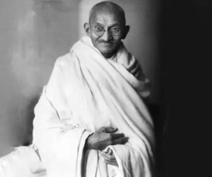 المهاتما غاندي هو شخصية تاريخية بارزة وزعيم سياسي هندي، واحد من أبرز الشخصيات التي شكلت التاريخ الحديث للهند والعالم، وُلد غاندي في 2 أكتوبر 1869 في ...