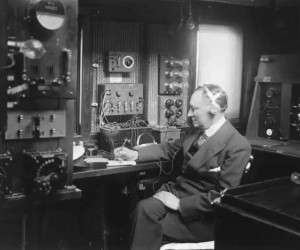 في عام 1895 قام المخترع الإيطالي جوليلمو ماركوني ببناء المعدات ونقل الإشارات الكهربائية عبر الهواء من أحد أطراف منزله إلى الطرف الآخر، ثم من المنزل ...